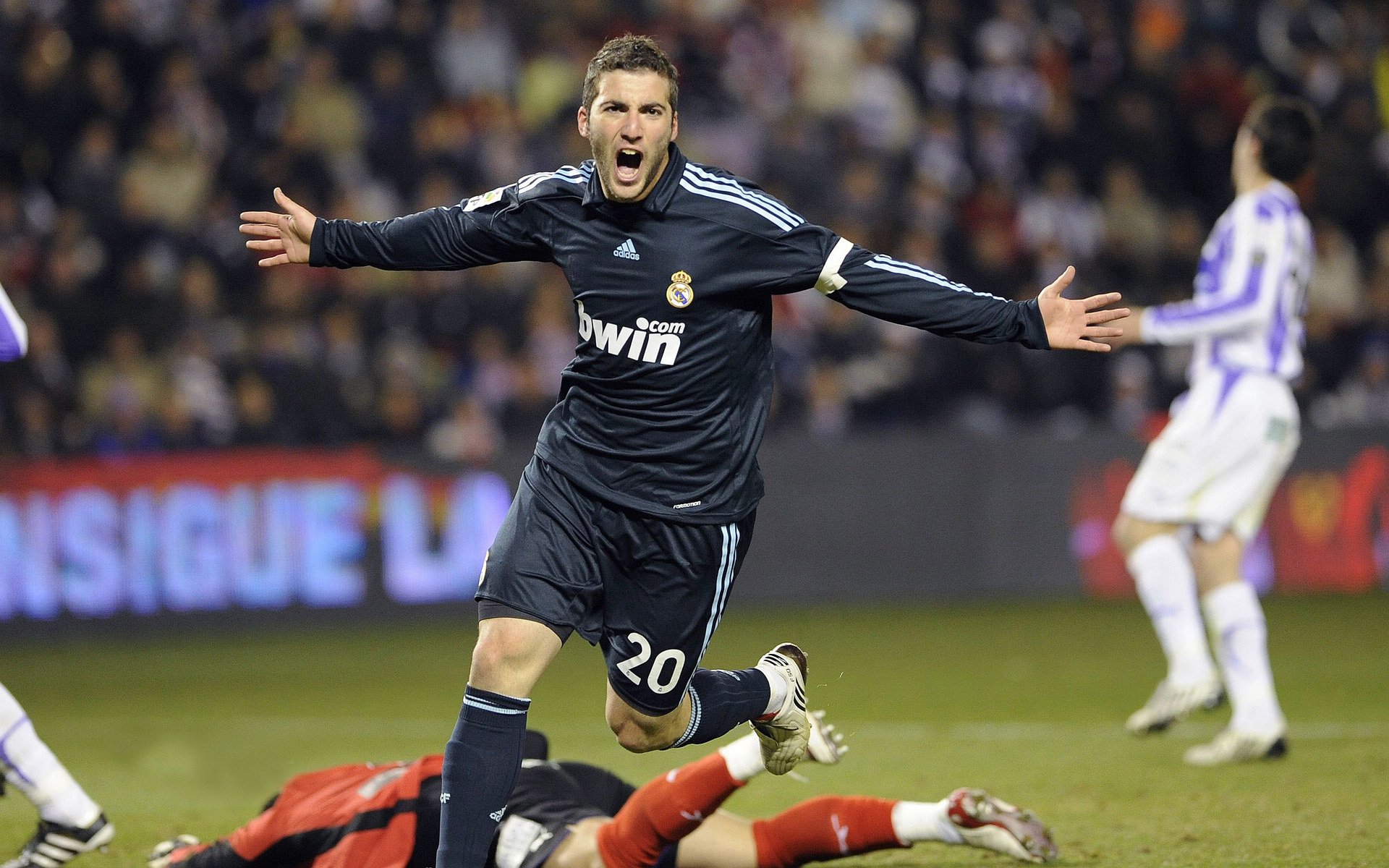 开云体育-英国WRC站：湿滑山路考验车手极限